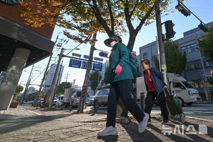 [광주=뉴시스] 이영주 기자 = 광주·전남에서 영하권 최저기온이 기록된 29일 오전 광주 북구 운암동 거리에서 시민들이 마스크와 장갑으로 중무장한 채 발걸음을 옮기고 있다. 이날 광주·전남지역 아침 최저기온은 화순 백아 영하 1.8도, 순천 황전·장흥 유치 영하 1도, 보성 영하 0.9도, 강진 성전 영하 0.3도, 곡성 영하 0.2도 등으로 나타났다. 2025.10.29. leeyj2578@newsis.com