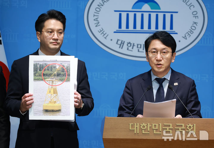 [서울=뉴시스] 고승민 기자 = 천준호 더불어민주당 의원이 지난달 29일 서울 여의도 국회 소통관에서 오세훈 서울시장의 한강버스 사고 은폐 규탄 기자회견을 하고 있다. 2025.10.29. kkssmm99@newsis.com