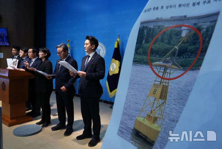 [서울=뉴시스] 고승민 기자 = 이건태 등 더불어민주당 국토교통위원회 의원들이 29일 서울 여의도 국회 소통관에서 오세훈 서울시장의 한강버스 사고 은폐 규탄 기자회견을 하고 있다. 2025.10.29. kkssmm99@newsis.com
