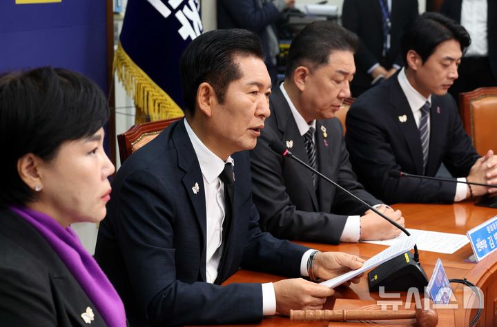 [서울=뉴시스] 조성봉 기자 = 정청래 더불어민주당 대표가 29일 오전 서울 여의도 국회에서 열린 최고위원회의에서 발언을 하고 있다. 2025.10.29. suncho21@newsis.com