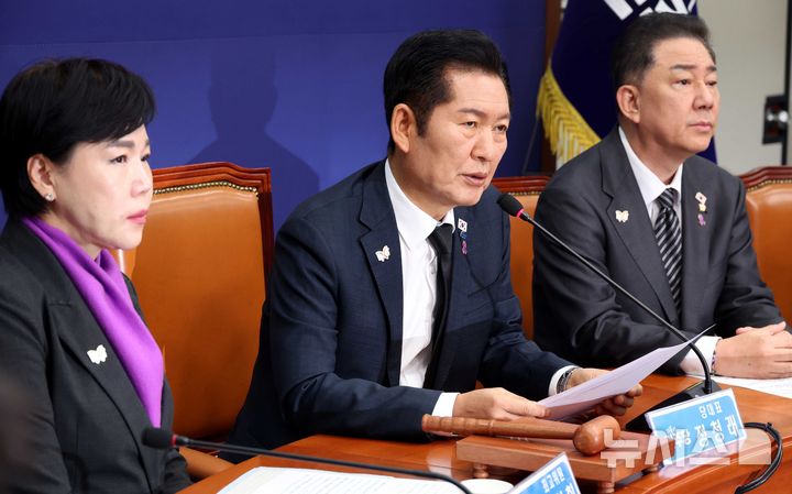 [서울=뉴시스] 조성봉 기자 = 정청래 더불어민주당 대표가 29일 오전 서울 여의도 국회에서 열린 최고위원회의에서 발언을 하고 있다. 2025.10.29. suncho21@newsis.com