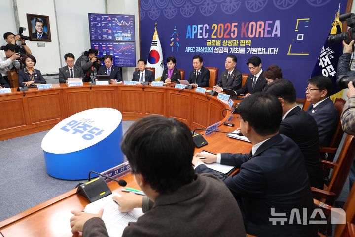 [서울=뉴시스] 조성봉 기자 = 정청래 더불어민주당 대표가 29일 오전 서울 여의도 국회에서 열린 최고위원회의에서 발언을 하고 있다. 2025.10.29. suncho21@newsis.com