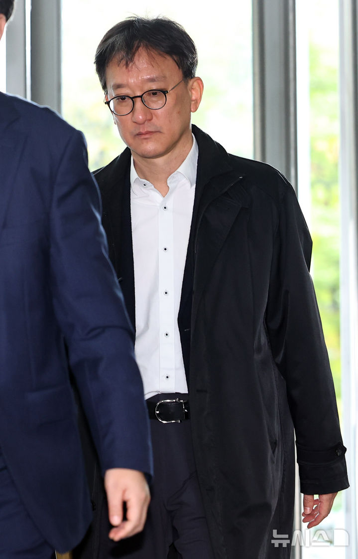 [서울=뉴시스] 최진석 기자 = 송창진 전 고위공직자범죄수사처(공수처) 부장검사가 29일 오전 서울 서초구 순직 해병 특별검사팀 사무실로 소환 조사에 출석하고 있다. 2025.10.29. myjs@newsis.com