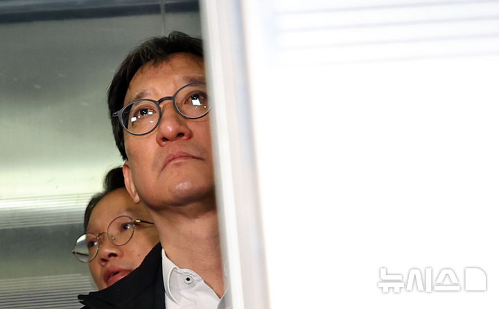 [서울=뉴시스] 최진석 기자 = 송창진 전 고위공직자범죄수사처(공수처) 부장검사가 29일 오전 서울 서초구 순직 해병 특별검사팀 사무실로 소환 조사에 출석하고 있다. 2025.10.29. myjs@newsis.com