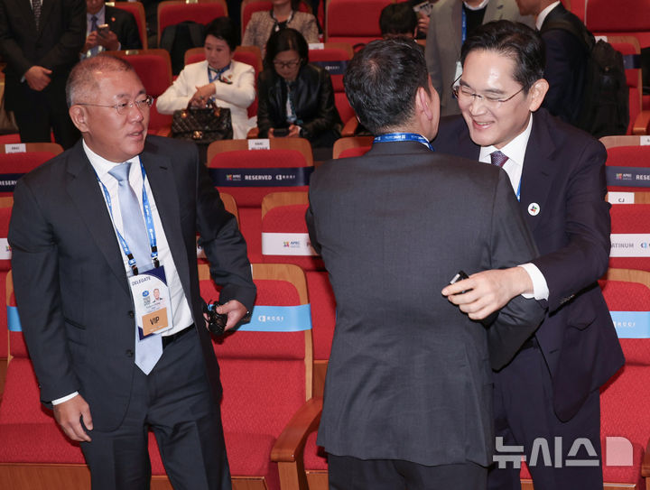 [경주=뉴시스] 고범준 기자 = 이재용 삼성전자 회장과 정용진 신세계그룹 회장이 29일 경북 경주예술의전당에서 열린 아시아태평양경제협력체(APEC) CEO 써밋에서 인사를 하고 있다. 왼쪽은 정의선 현대차그룹 회장. (대통령실통신사진기자단) 2025.10.29. bjko@newsis.com