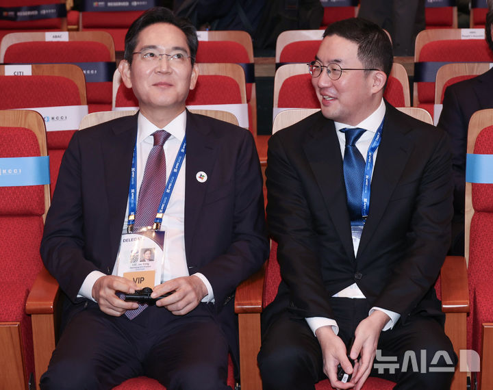 [경주=뉴시스] 고범준 기자 = 이재용 삼성전자 회장과 구광모 LG그룹 회장이 29일 경북 경주예술의전당에서 열린 아시아태평양경제협력체(APEC) CEO 써밋에서 대화를 하고 있다. (대통령실통신사진기자단) 2025.10.29. bjko@newsis.com