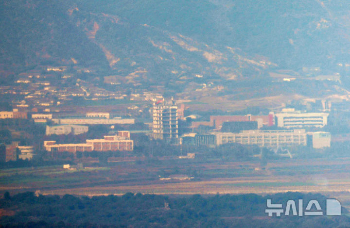 [파주=뉴시스] 홍효식 기자 = 지난해 10월 29일 경기 파주시 접경지역에서 바라본 북한 개성공단이 보이고 있다. 2026.01.16 yesphoto@newsis.com
