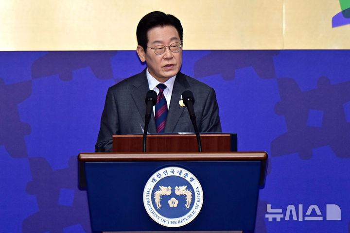 [경주=뉴시스] 추상철 기자 = 이재명 대통령이 29일 경북 경주예술의전당에서 열린 아시아태평양경제협력체(APEC) CEO 써밋에서 특별연설을 하고 있다. (공동취재) 2025.10.29. photo@newsis.com