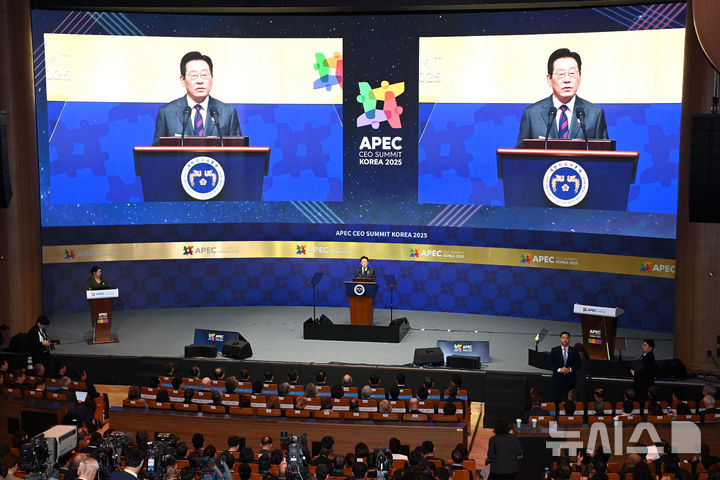 [경주=뉴시스] 추상철 기자 = 이재명 대통령이 29일 경북 경주예술의전당에서 열린 아시아태평양경제협력체(APEC) CEO 써밋에서 특별연설을 하고 있다. (공동취재) 2025.10.29. photo@newsis.com
