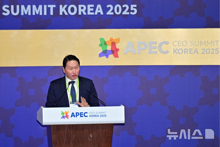 [경주=뉴시스] 추상철 기자 = 최태원 대한상공회의소 회장이 29일 경북 경주예술의전당에서 열린 아시아태평양경제협력체(APEC) CEO 써밋에서 개회사를 하고 있다. (공동취재) 2025.10.29. photo@newsis.com