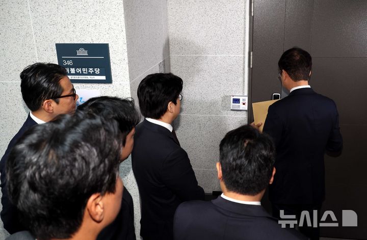 [서울=뉴시스] 조성봉 기자 = 문호철 국민의힘 미디어특위 수석 부위원장과 관계자들이 29일 오전 서울 여의도 국회 더불어민주당 을지로위원회 앞에서 '최민희 국회 과학기술정보방송통신 위원장 갑질 의혹' 관련 신고하기 위해 문을 두드리고 있다. 2025.10.29. suncho21@newsis.com