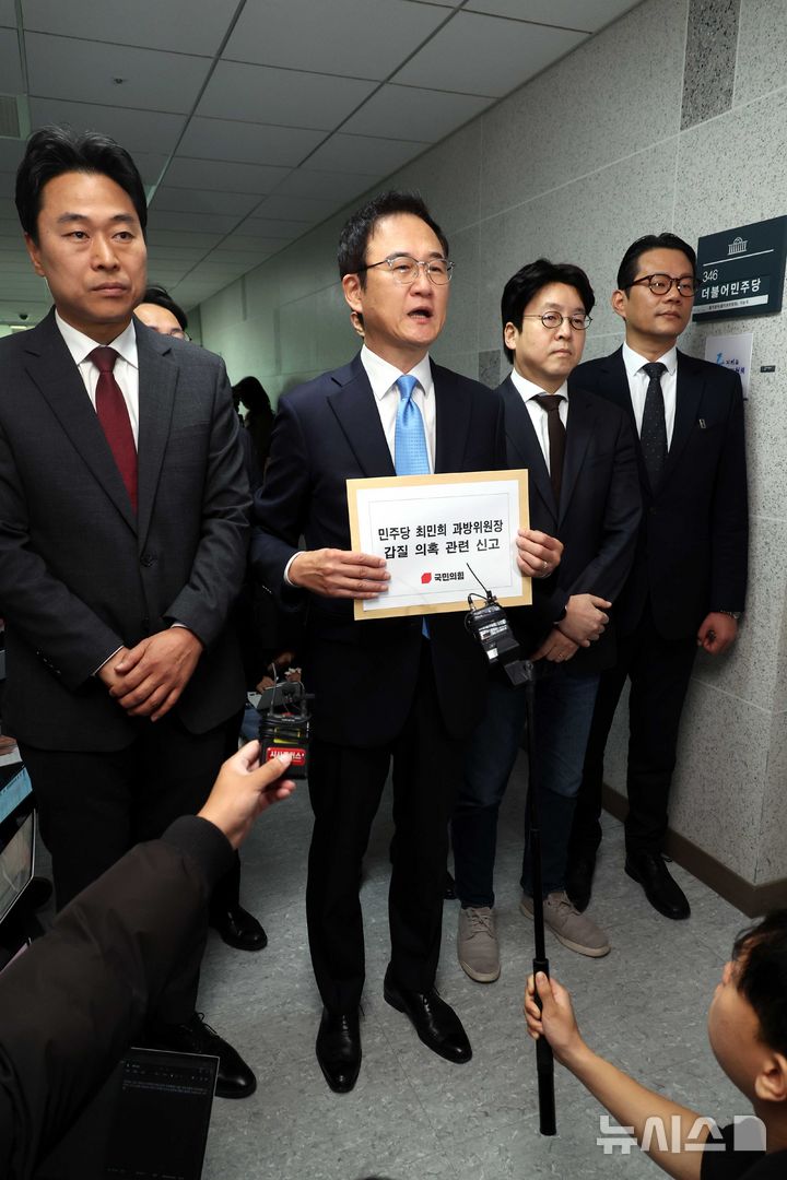 [서울=뉴시스] 조성봉 기자 = 문호철 국민의힘 미디어특위 수석 부위원장이 29일 오전 서울 여의도 국회 더불어민주당 을지로위원회 앞에서 '최민희 국회 과학기술정보방송통신 위원장 갑질 의혹' 관련 신고 이유를 설명하고 있다. 2025.10.29. suncho21@newsis.com