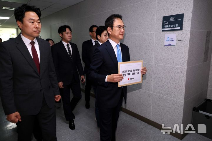 [서울=뉴시스] 조성봉 기자 = 문호철 국민의힘 미디어특위 수석 부위원장과 관계자들이 29일 오전 서울 여의도 국회 더불어민주당 을지로위원회에 '최민희 국회 과학기술정보방송통신 위원장 갑질 의혹' 관련 신고를 위해 들어서고 있다. 2025.10.29. suncho21@newsis.com