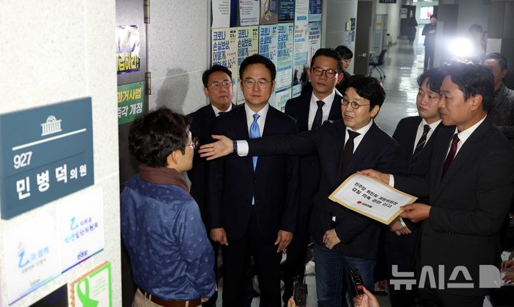 [서울=뉴시스] 조성봉 기자 = 문호철 (오른쪽 세번째)국민의힘 미디어특위 수석 부위원장과 관계자들이 29일 오전 서울 여의도 국회 의원회관 민병덕(을지로위원장)더불어민주당 의원실 앞에서 보좌진에게 '최민희 국회 과학기술정보방송통신 위원장 갑질 의혹' 관련 신고접수를 요청하고 있다. 2025.10.29. suncho21@newsis.com