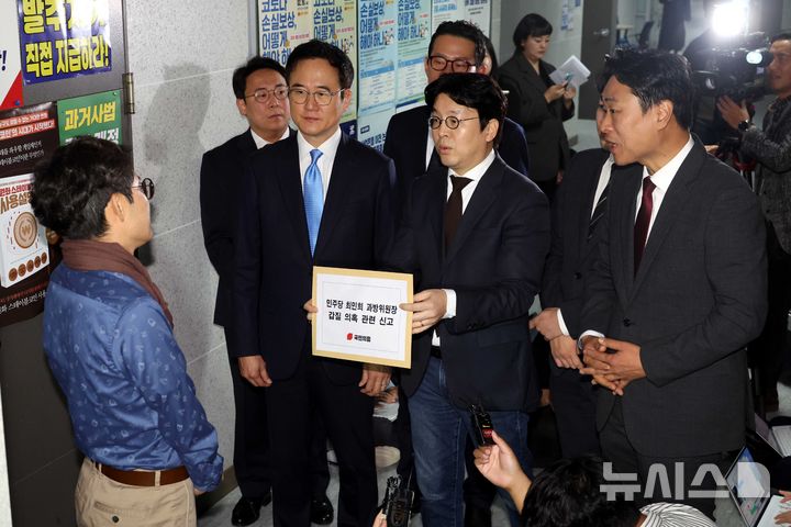 [서울=뉴시스] 조성봉 기자 = 문호철 (오른쪽 세번째)국민의힘 미디어특위 수석 부위원장과 관계자들이 29일 오전 서울 여의도 국회 의원회관 민병덕(을지로위원장)더불어민주당 의원실 앞에서 보좌진에게 '최민희 국회 과학기술정보방송통신 위원장 갑질 의혹' 관련 신고접수를 요청하고 있다. 2025.10.29. suncho21@newsis.com