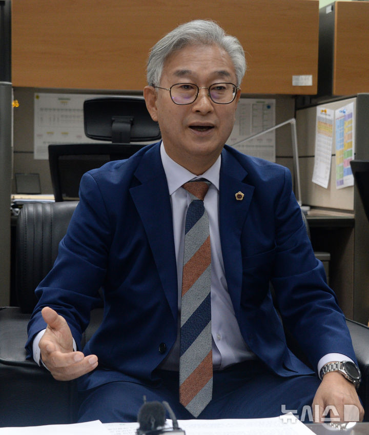 [전주=뉴시스] 김얼 기자 = 나인권 전북특별자치도 의원이 29일 전북 전주시 전북특별자치도의회 기자실에서 김제시 소송과 관련한 입장 발표 기자회견을 열고 질의에 답변하고 있다. 2025.10.29. pmkeul@newsis.com