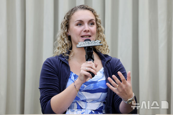 [서울=뉴시스] 박진희 기자 = 마틸다 로이드(Matilda Lloyd) 트럼페터가 29일 서울 서초구 예술의전당 N스튜디오에서 '제259회 국립심포니오케스트라 정기연주회' 기자간담회를 하고 있다. 이번 정기연주회 협연자로 국내 무대에 처음 서는 마틸다 로이드는 하이든의 트럼펫 협주곡 내림 마장조 등을 연주한다. 2025.10.29. pak7130@newsis.com