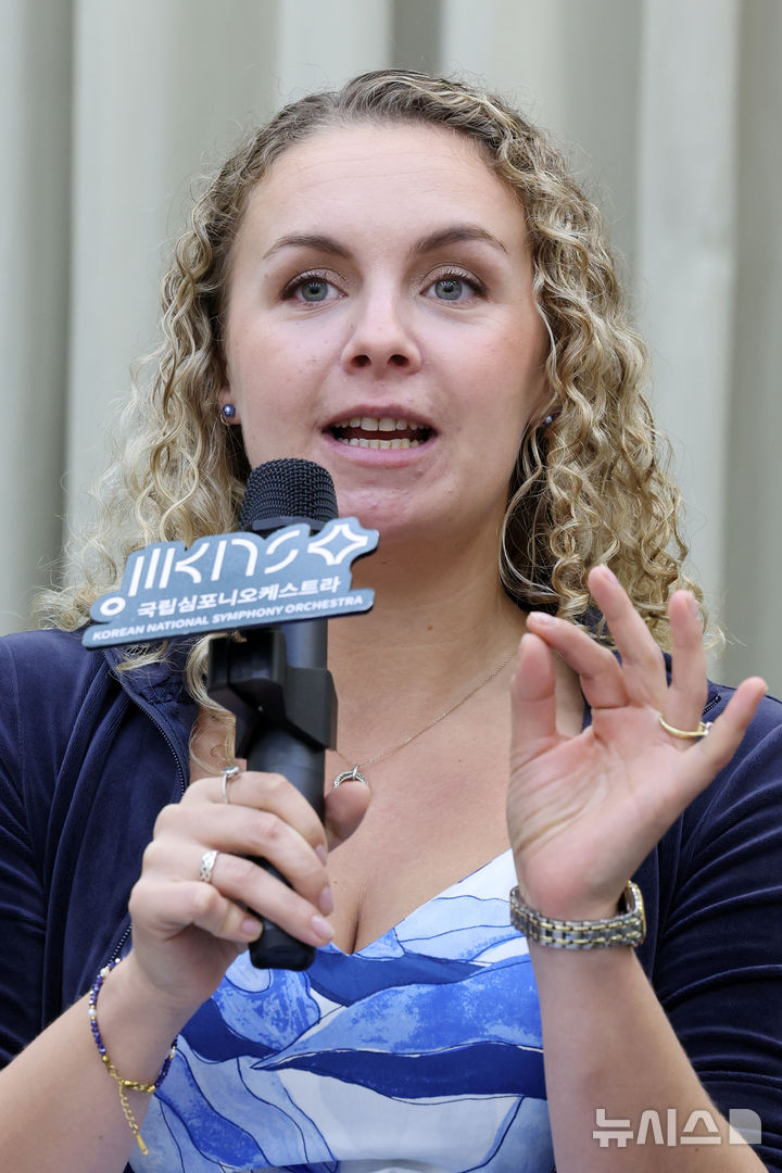 [서울=뉴시스] 박진희 기자 = 마틸다 로이드(Matilda Lloyd) 트럼페터가 29일 서울 서초구 예술의전당 N스튜디오에서 '제259회 국립심포니오케스트라 정기연주회' 기자간담회를 하고 있다. 이번 정기연주회 협연자로 국내 무대에 처음 서는 마틸다 로이드는 하이든의 트럼펫 협주곡 내림 마장조 등을 연주한다. 2025.10.29. pak7130@newsis.com