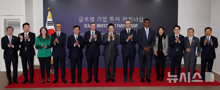 [경주=뉴시스] 고범준 기자 = 이재명 대통령이 29일 경북 경주예술의전당에서 열린 글로벌 기업 투자 파트너십에서 참석자들과 기념촬영을 하고 있다.  김용범 대통령실 정책실장, 강훈식 대통령 비서실장, 카레나 칸실레리 유미코아 본사 배터리사업부 대표, 니콜라 푸아리앙 에어리퀴드코리아 대표, 이진안 앰코테크놀로지코리아 대표, 맷 가먼 아마존웹서비스(AWS) CEO, 이재명 대통령, 반 홀 코닝 한국 총괄사장, 뷔 트란 지멘스 헬시니어스 아태지역 CEO, 김정관 산업통상부 장관, 위성락 국가안보실장, 강경성 코트라 사장. (대통령실통신사진기자단) 2025.10.29. bjko@newsis.com