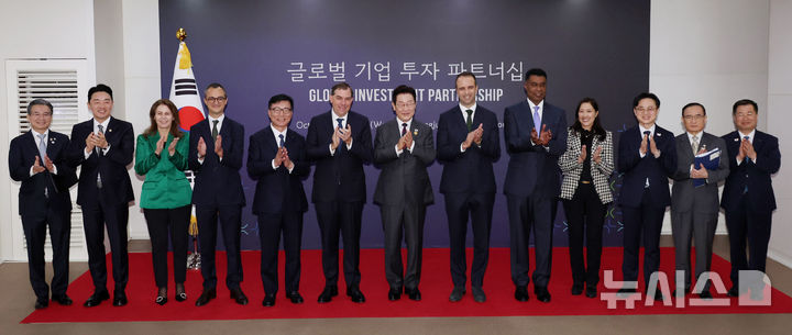 [경주=뉴시스] 고범준 기자 = 이재명 대통령이 29일 경북 경주예술의전당에서 열린 글로벌 기업 투자 파트너십에서 참석자들과 기념촬영을 하고 있다.&nbsp; 김용범 대통령실 정책실장, 강훈식 대통령 비서실장, 카레나 칸실레리 유미코아 본사 배터리사업부 대표, 니콜라 푸아리앙 에어리퀴드코리아 대표, 이진안 앰코테크놀로지코리아 대표, 맷 가먼 아마존웹서비스(AWS) CEO, 이재명 대통령, 반 홀 코닝 한국 총괄사장, 뷔 트란 지멘스 헬시니어스 아태지역 CEO, 김정관 산업통상부 장관, 위성락 국가안보실장, 강경성 코트라 사장. (대통령실통신사진기자단) 2025.10.29. bjko@newsis.com