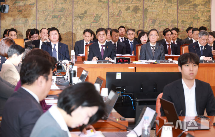 [서울=뉴시스] 고승민 기자 = 최휘영 문화체육관광부 장관이 29일 서울 여의도 국회에서 열린 문화체육관광위원회의 문화체육관광부, 국가유산청 등 종합감사에서 의원 질의에 답하고 있다. 2025.10.29. kkssmm99@newsis.com