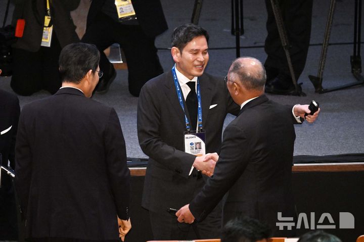 [경주=뉴시스] 추상철 기자 = 이재용 삼성전자 회장, 정의선 현대자동차그룹 회장, 정용진 신세계 회장이 29일 경북 경주예술의전당에서 열린  아시아태평양경제협력체(APEC) 정상회의 최고경영자(CEO) 서밋(Summit) 개회식에서 인사를 나누고 있다. (공동취재) 2025.10.29. photo@newsis.com
