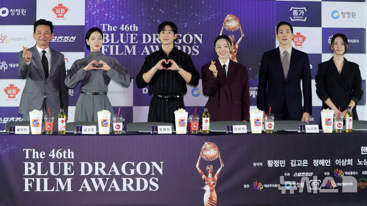 [서울=뉴시스] 김혜진 기자 = 배우 황정민(왼쪽부터), 김고은, 정해인, 이상희, 노상현, 박주현이 29일 오전 서울 영등포구 CGV 여의도에서 열린 제45회 청룡영화상 수상자들과 함께하는 핸드프린팅 행사에서 포즈를 취하고 있다. 2025.10.29. jini@newsis.com