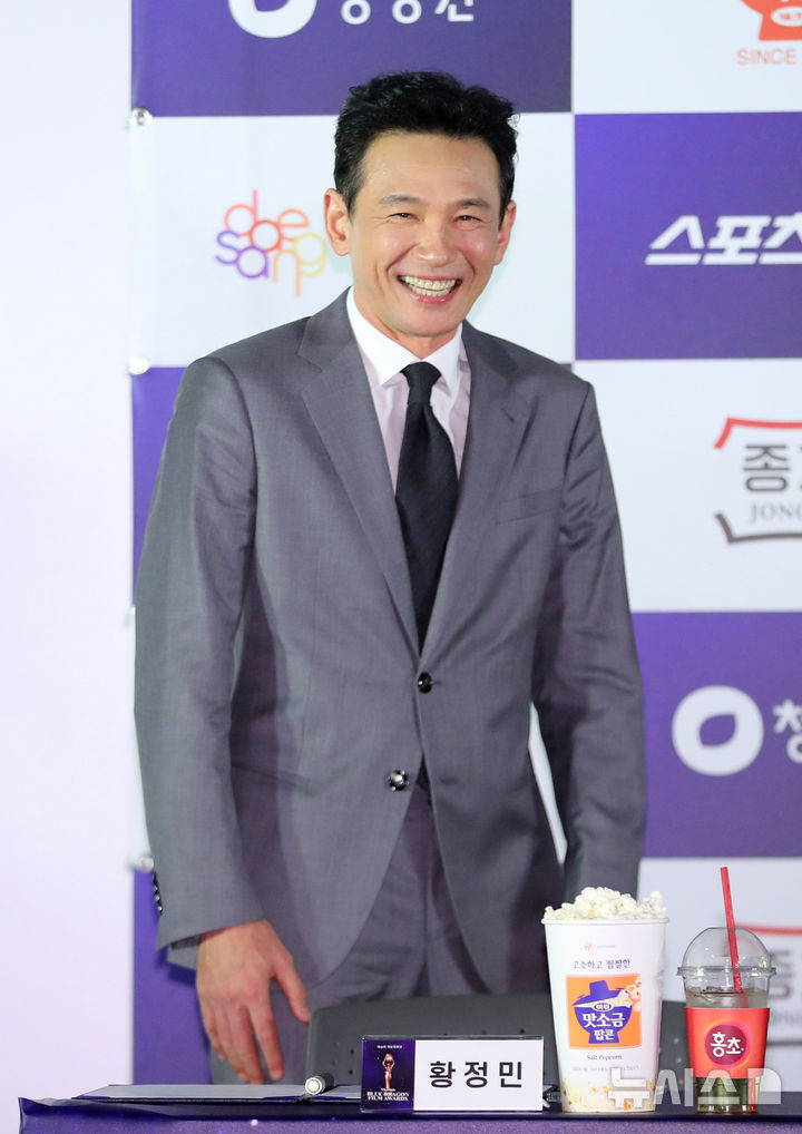 [서울=뉴시스] 김혜진 기자 = 배우 황정민이 29일 오전 서울 영등포구 CGV 여의도에서 열린 제45회 청룡영화상 수상자들과 함께하는 핸드프린팅 행사에 참석하고 있다. 2025.10.29. jini@newsis.com