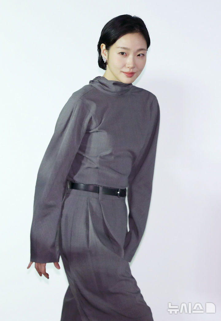 [서울=뉴시스] 김혜진 기자 = 배우 김고은이 29일 오전 서울 영등포구 CGV 여의도에서 열린 제45회 청룡영화상 수상자들과 함께하는 핸드프린팅 행사에 참석하고 있다. 2025.10.29. jini@newsis.com