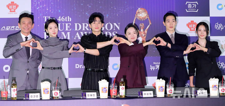 [서울=뉴시스] 김혜진 기자 = 배우 황정민(왼쪽부터), 김고은, 정해인, 이상희, 노상현, 박주현이 29일 오전 서울 영등포구 CGV 여의도에서 열린 제45회 청룡영화상 수상자들과 함께하는 핸드프린팅 행사에서 포즈를 취하고 있다. 2025.10.29. jini@newsis.com