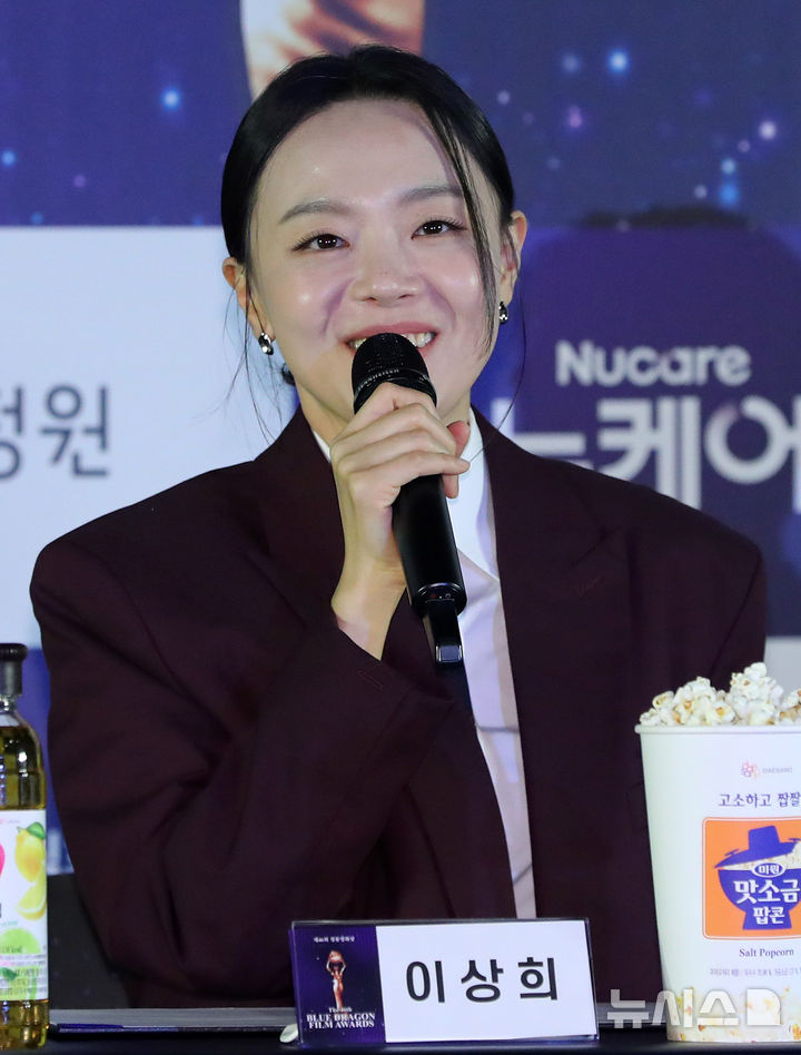 [서울=뉴시스] 김혜진 기자 = 배우 이상희가 29일 오전 서울 영등포구 CGV 여의도에서 열린 제45회 청룡영화상 수상자들과 함께하는 핸드프린팅 행사에서 인사말을 하고 있다. 2025.10.29. jini@newsis.com