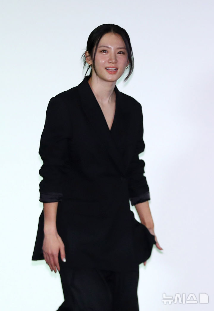 [서울=뉴시스] 김혜진 기자 = 배우 박주현이 29일 오전 서울 영등포구 CGV 여의도에서 열린 제45회 청룡영화상 수상자들과 함께하는 핸드프린팅 행사에 참석하고 있다. 2025.10.29. jini@newsis.com