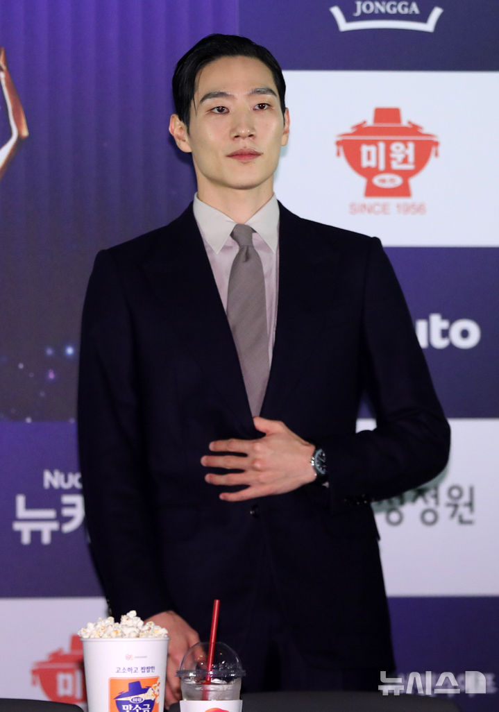 [서울=뉴시스] 김혜진 기자 = 배우 노상현이 29일 오전 서울 영등포구 CGV 여의도에서 열린 제45회 청룡영화상 수상자들과 함께하는 핸드프린팅 행사에 참석하고 있다. 2025.10.29. jini@newsis.com