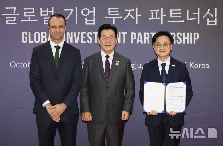 [경주=뉴시스] 고범준 기자 = 이재명 대통령이 29일 경북 경주예술의전당에서 열린 투자협약식에서 니콜라 파리 르노 한국 CEO와 김정관 산업통상부 장관과 함께 기념촬영을 하고 있다. (대통령실통신사진기자단) 2025.10.29. bjko@newsis.com