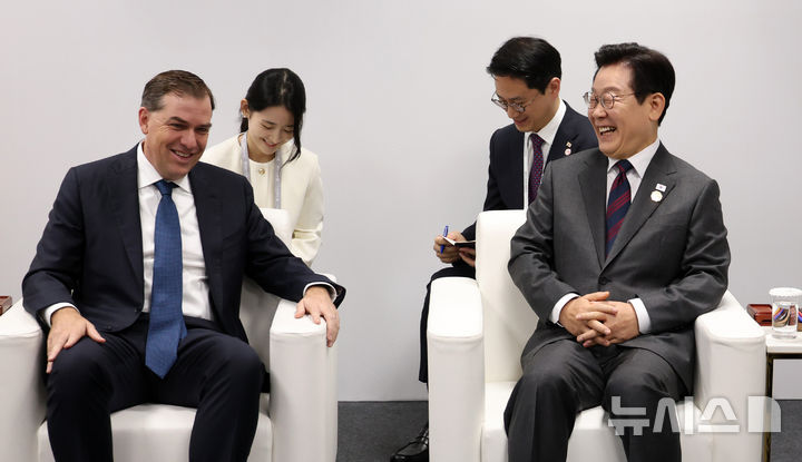 [경주=뉴시스] 고범준 기자 = 이재명 대통령이 29일 경북 경주예술의전당에서 맷 가먼 아마존웹서비스(AWS) 대표를 접견하고 있다. 2025.10.29. bjko@newsis.com