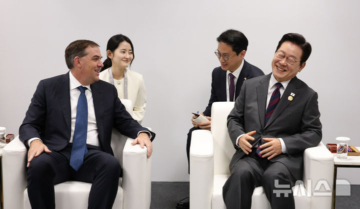 [경주=뉴시스] 고범준 기자 = 이재명 대통령이 29일 경북 경주예술의전당에서 맷 가먼 아마존웹서비스(AWS) 대표를 접견하고 있다. 2025.10.29. bjko@newsis.com