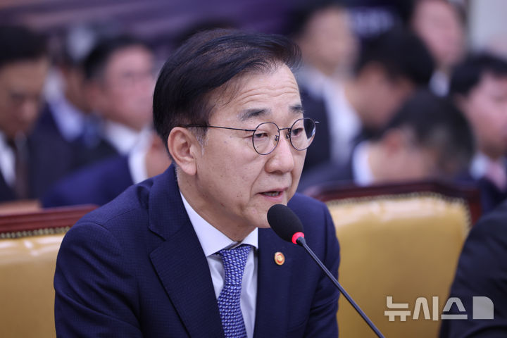 [서울=뉴시스] 김명년 기자 = 김윤덕 국토교통부 장관이 29일 오전 서울 여의도 국회 국토교통위원회에서 열린 국토교통부 등에 대한 국정감사에서 질의에 답하고 있다. 2025.10.29. kmn@newsis.com
