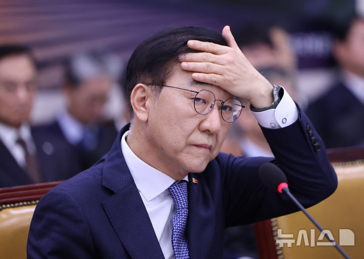 [서울=뉴시스] 김명년 기자 = 김윤덕 국토교통부 장관이 29일 오전 서울 여의도 국회 국토교통위원회에서 열린 국토교통부 등에 대한 국정감사에서 머리를 만지고 있다. 2025.10.29. kmn@newsis.com