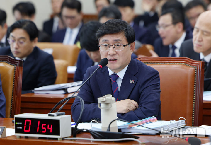 [서울=뉴시스] 김명년 기자 = 김성환 기후에너지환경부 장관이 29일 오전 서울 여의도 국회 기후에너지환경노동위원회에서 열린 기상청 등에 대한 국정감사에서 질의에 답하고 있다. 2025.10.29. kmn@newsis.com