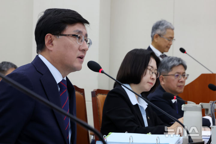 [서울=뉴시스] 김명년 기자 = 김성환 기후에너지환경부 장관이 29일 오전 서울 여의도 국회 기후에너지환경노동위원회에서 열린 기상청 등에 대한 국정감사에서 질의에 답하고 있다. 2025.10.29. kmn@newsis.com