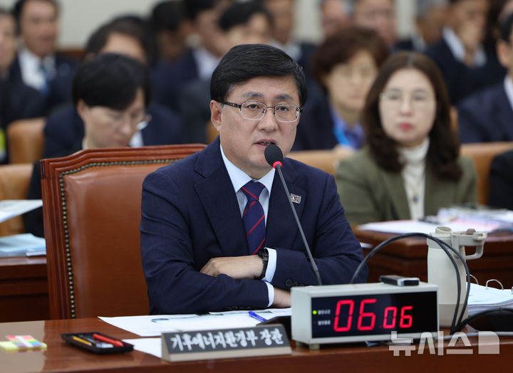 [서울=뉴시스] 김명년 기자 = 김성환 기후에너지환경부 장관이 29일 오전 서울 여의도 국회 기후에너지환경노동위원회에서 열린 기상청 등에 대한 국정감사에서 질의에 답하고 있다. 2025.10.29. kmn@newsis.com