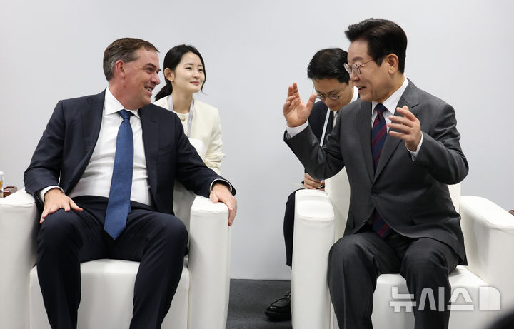 [경주=뉴시스] 고범준 기자 = 이재명 대통령이 29일 경북 경주예술의전당에서 맷 가먼 아마존웹서비스(AWS) 대표를 접견하고 있다. 2025.10.29. bjko@newsis.com