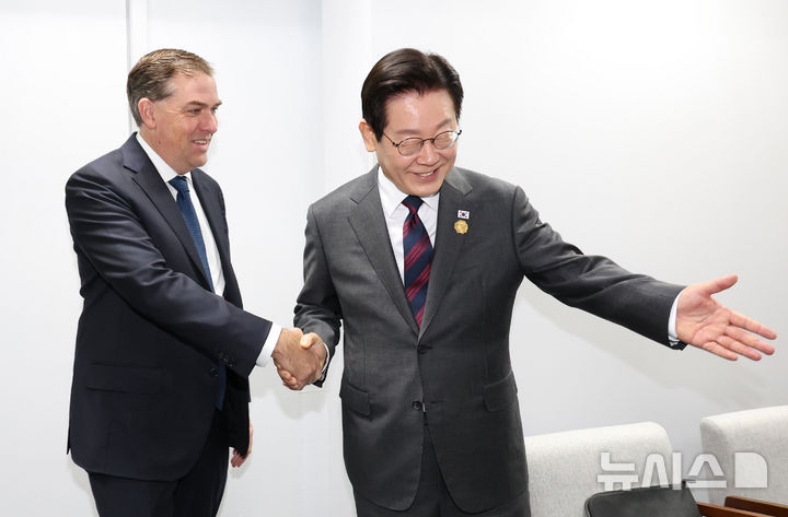 [경주=뉴시스] 고범준 기자 = 이재명 대통령이 29일 경북 경주예술의전당에서 맷 가먼 아마존웹서비스(AWS) 대표를 접견하고 있다. 2025.10.29. bjko@newsis.com