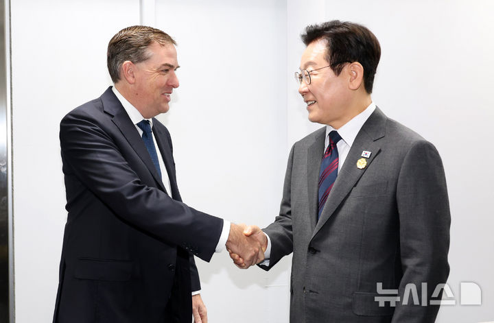 [경주=뉴시스] 고범준 기자 = 이재명 대통령이 29일 경북 경주예술의전당에서 맷 가먼 아마존웹서비스(AWS) 대표를 접견하고 있다. 2025.10.29. bjko@newsis.com