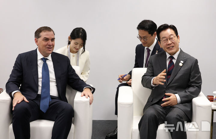 [경주=뉴시스] 고범준 기자 = 이재명 대통령이 29일 경북 경주예술의전당에서 맷 가먼 아마존웹서비스(AWS) 대표를 접견하고 있다. 2025.10.29. bjko@newsis.com