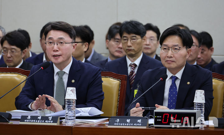 [서울=뉴시스] 김금보 기자 = 류제명 과학기술정보통신부 2차관이 29일 서울 여의도 국회에서 열린 과학기술정보방송통신위원회의 과학기술정보통신부 등에 대한 국정감사에서 질의에 답하고 있다. 왼쪽부터 류제명 2차관, 구혁채 1차관. 2025.10.29. kgb@newsis.com