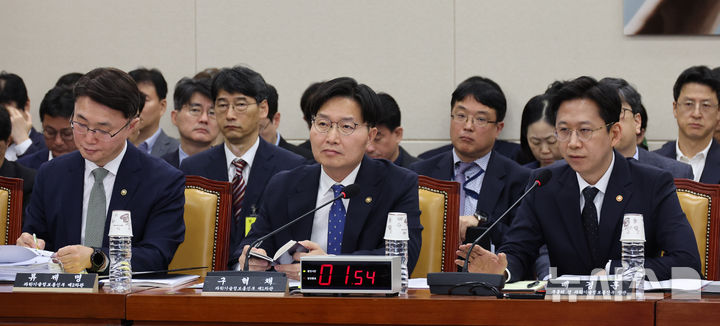 [서울=뉴시스] 김금보 기자 = 배경훈 과학기술정보통신부 장관이 29일 서울 여의도 국회에서 열린 과학기술정보방송통신위원회의 과학기술정보통신부 등에 대한 국정감사에서 질의에 답하고 있다. 왼쪽부터 류제명 2차관, 구혁채 1차관, 배경훈 장관. 2025.10.29. kgb@newsis.com