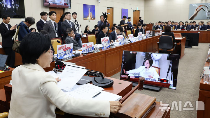[서울=뉴시스] 김금보 기자 = 최민희 국회 과학기술정보방송통신위원회 위원장이 29일 서울 여의도 국회에서 열린 과학기술정보통신부 등에 대한 국정감사에서 의사봉을 두드리고 있다. 2025.10.29. kgb@newsis.com
