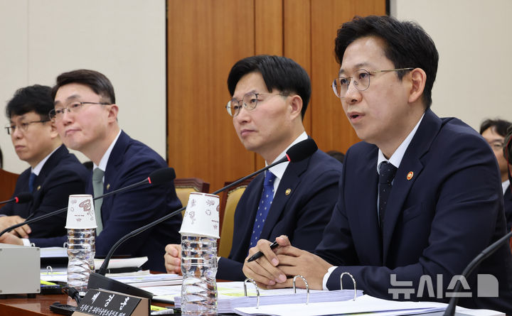 [서울=뉴시스] 김금보 기자 = 배경훈 과학기술정보통신부 장관이 29일 서울 여의도 국회에서 열린 과학기술정보방송통신위원회 국정감사에서 질의에 답하고 있다. 2025.10.29. kgb@newsis.com