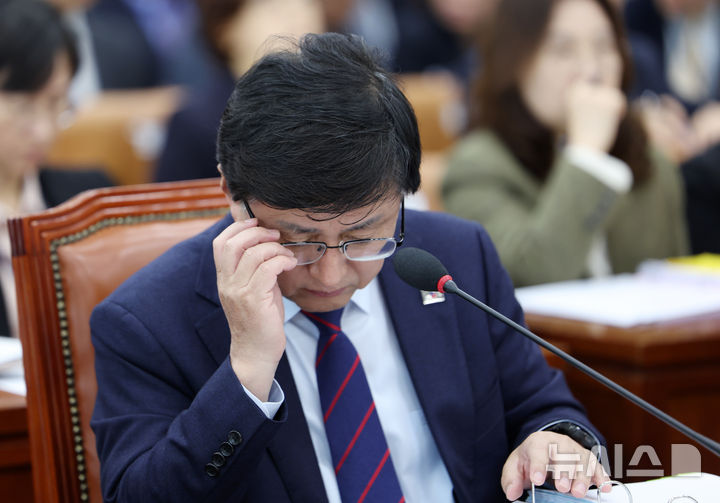 [서울=뉴시스] 김명년 기자 = 김성환 기후에너지환경부 장관이 29일 오전 서울 여의도 국회 기후에너지환경노동위원회에서 열린 기상청 등에 대한 국정감사에서 안경을 고쳐쓰고 있다. 2025.10.29. kmn@newsis.com